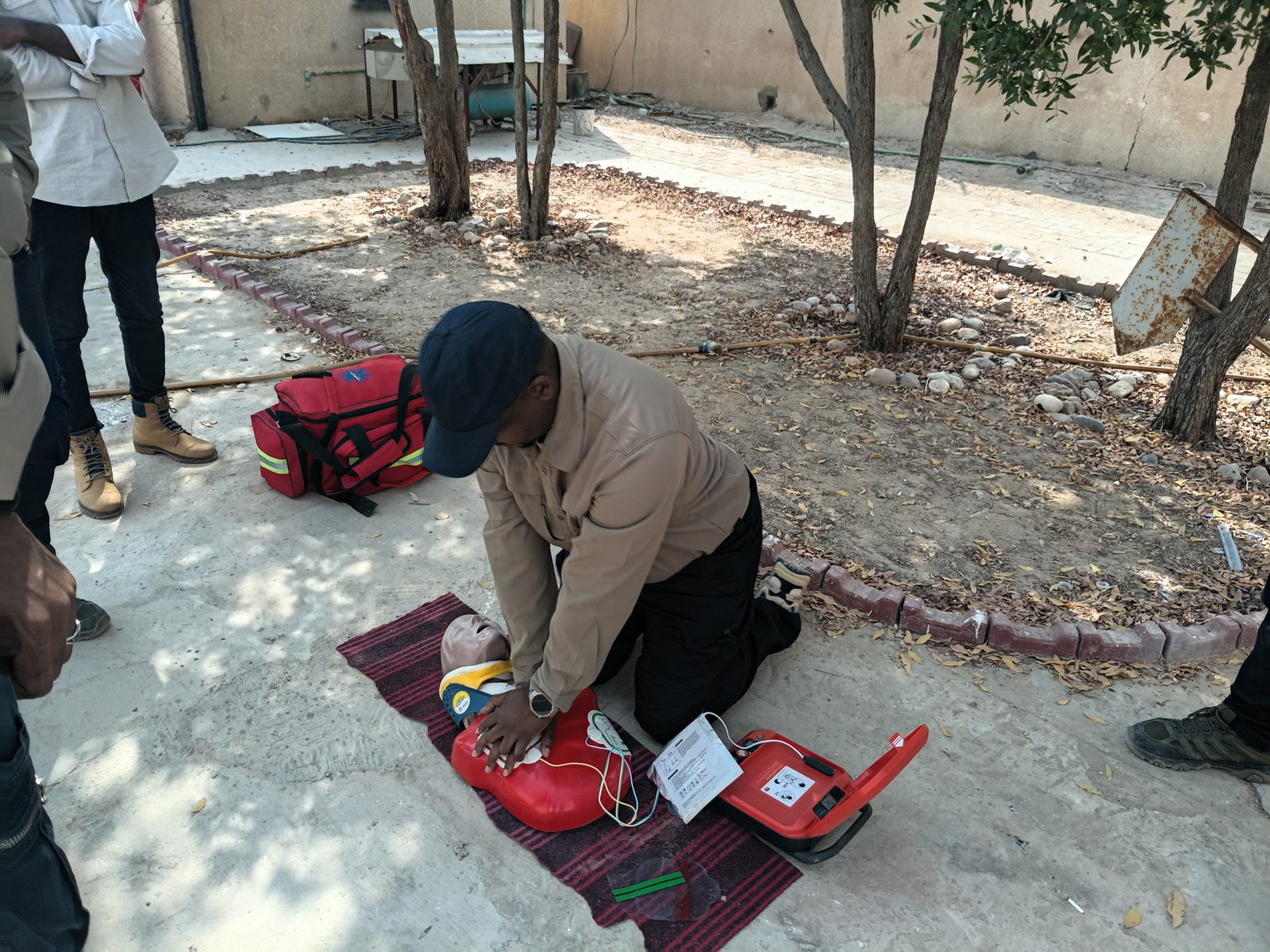 متدرّب ينفّذ الإنعاش القلبي باستخدام جهاز الصدمات الآلي على دمية