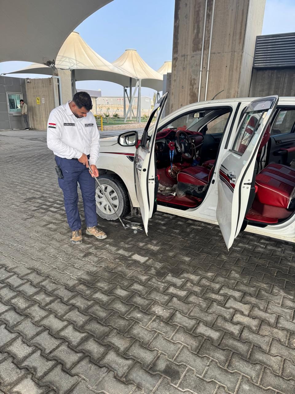 Under-vehicle mirror check at the vehicle entry control point
