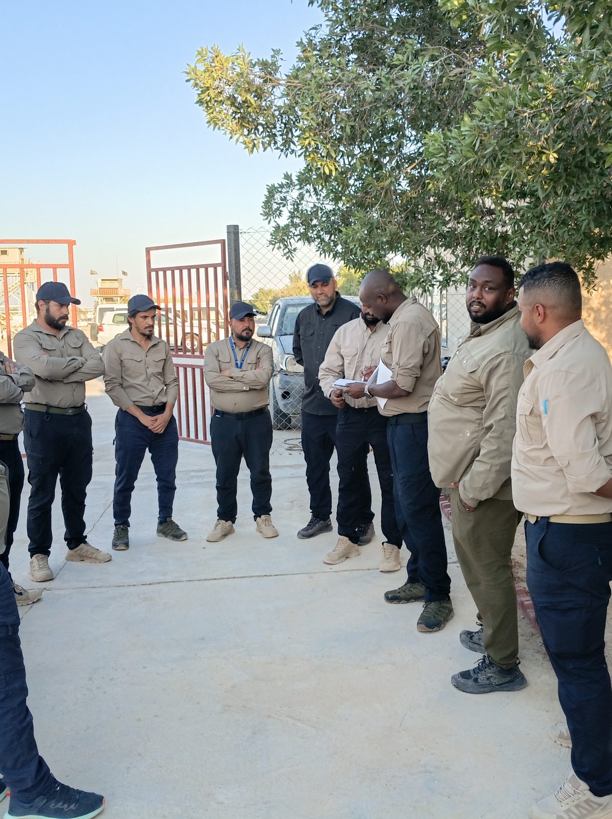 إيجاز ميداني لفريق الحراسة عند البوابة قبل بدء العمل
