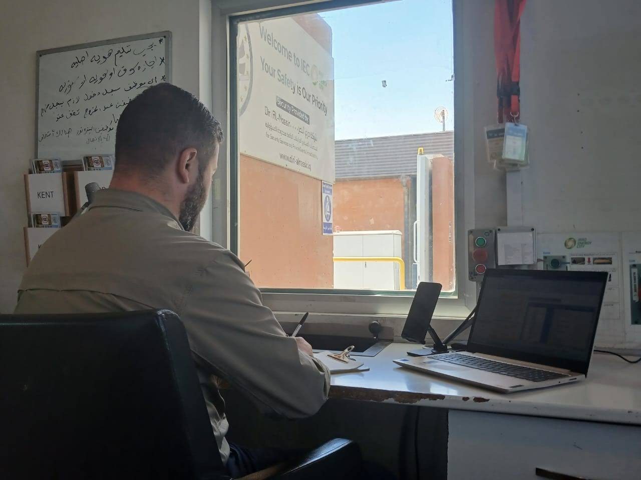 حارس يدوّن سجل الدخول عند مكتب البوابة
