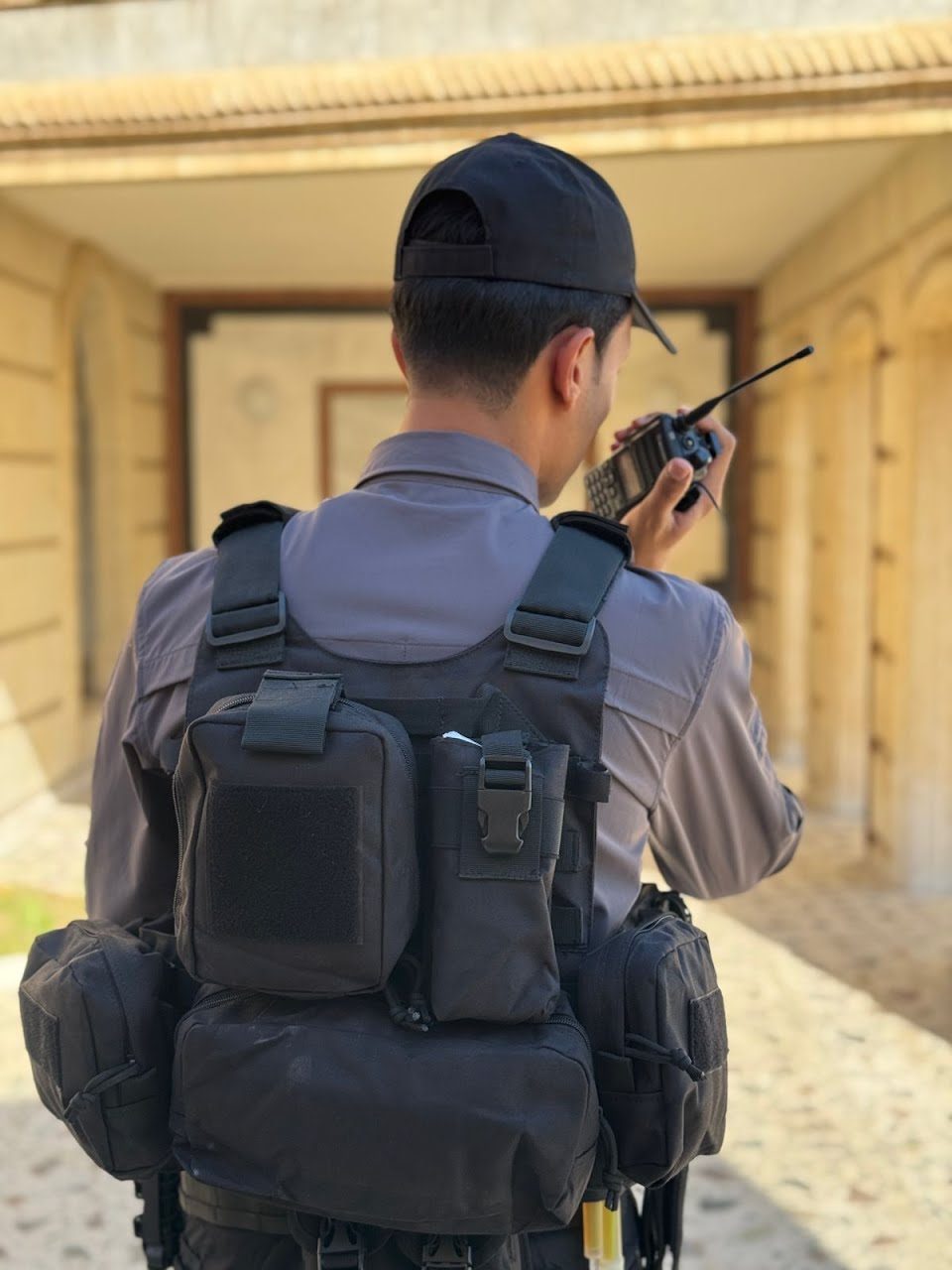 حارس على جهاز اللاسلكي عند مدخل المقر في الموصل