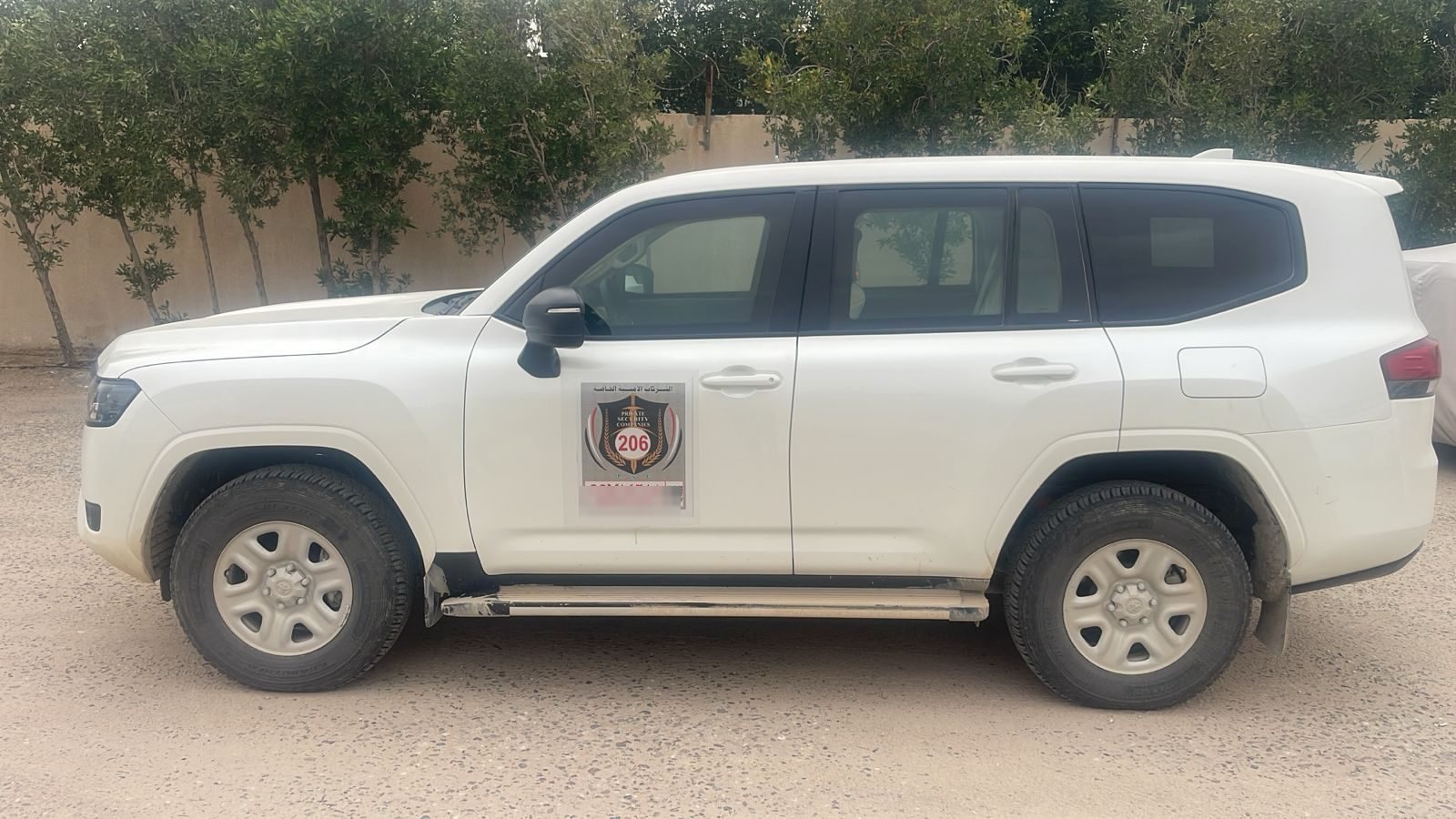 مركبة حماية تابعة لدرع النصر تحمل شعار الشركة