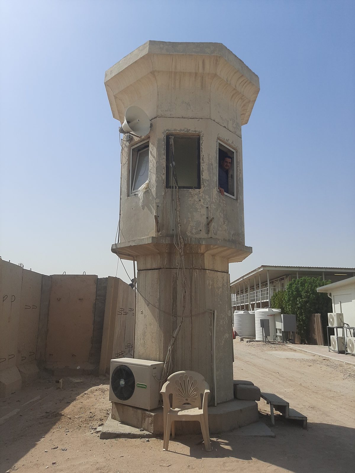 برج مراقبة على محيط الموقع