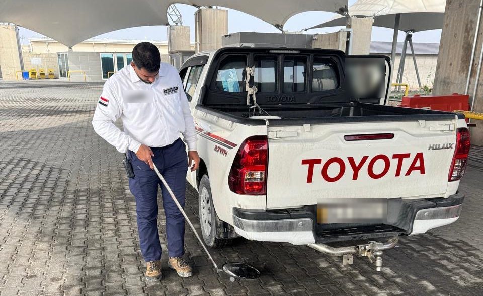 Under-vehicle mirror inspection at the Iraq Energy City gate