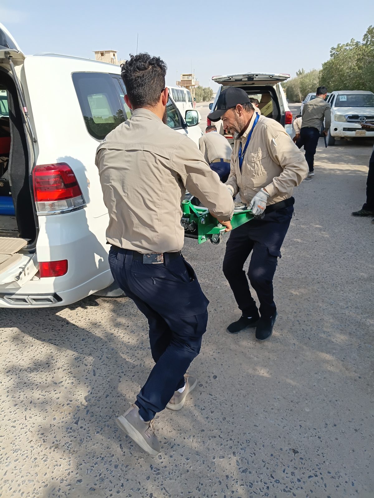 أفراد يخرجون معدات الإنقاذ من مركبة الدورية